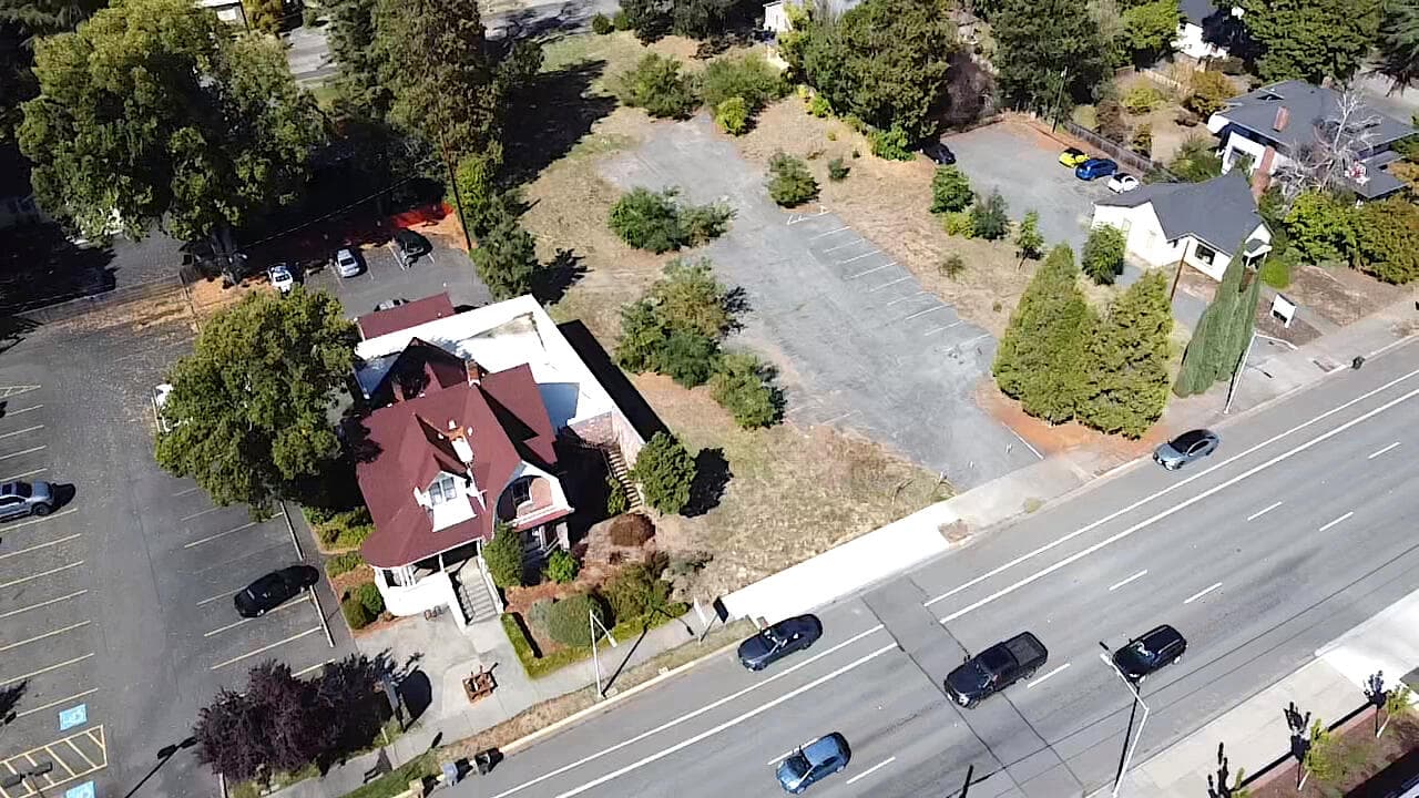 4 205. Photo 1 of 16, 728 NW 6th Street, Grants Pass, OR 97526