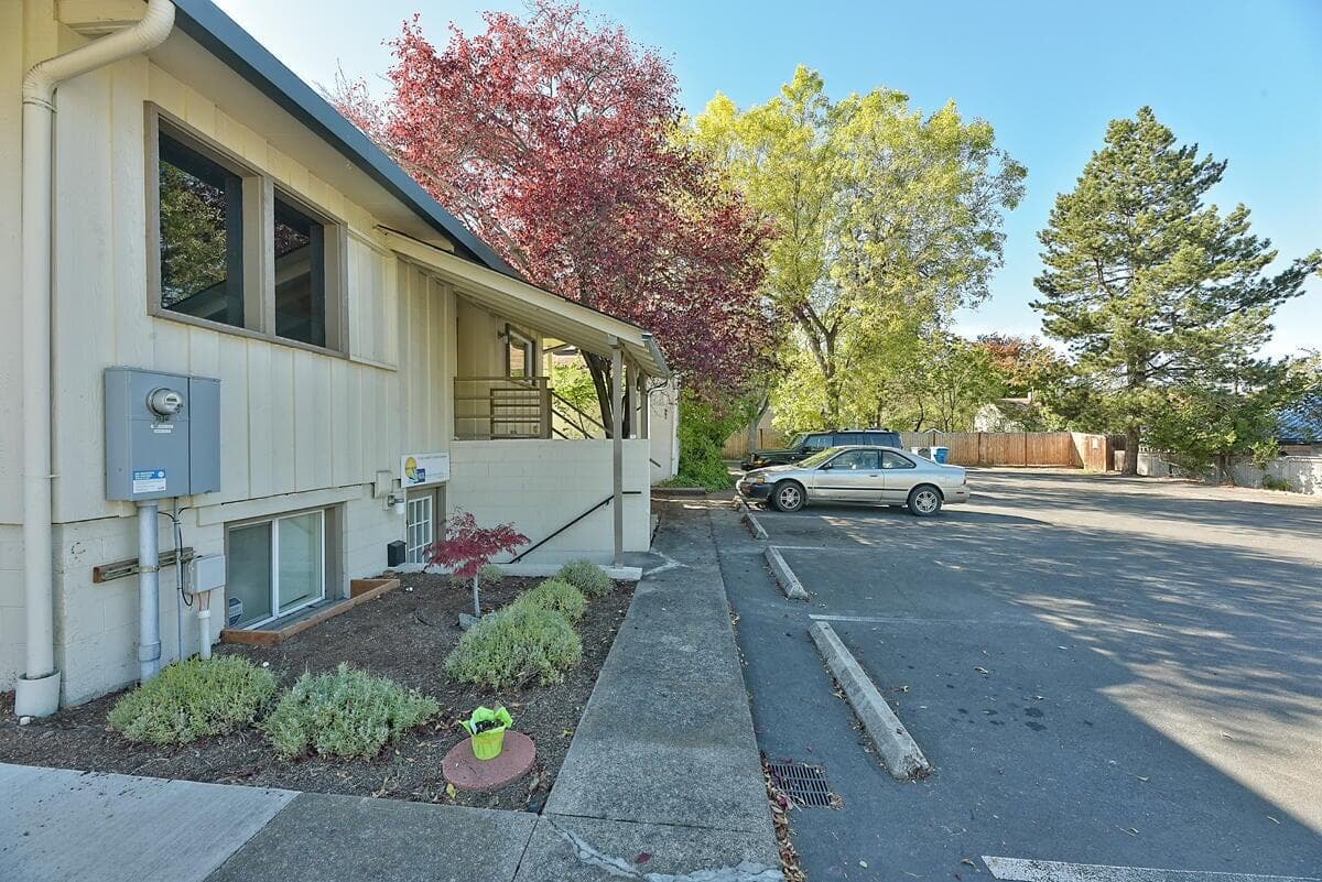 4. Photo 4 of 48, 993 Siskiyou Boulevard, Ashland, OR 97520