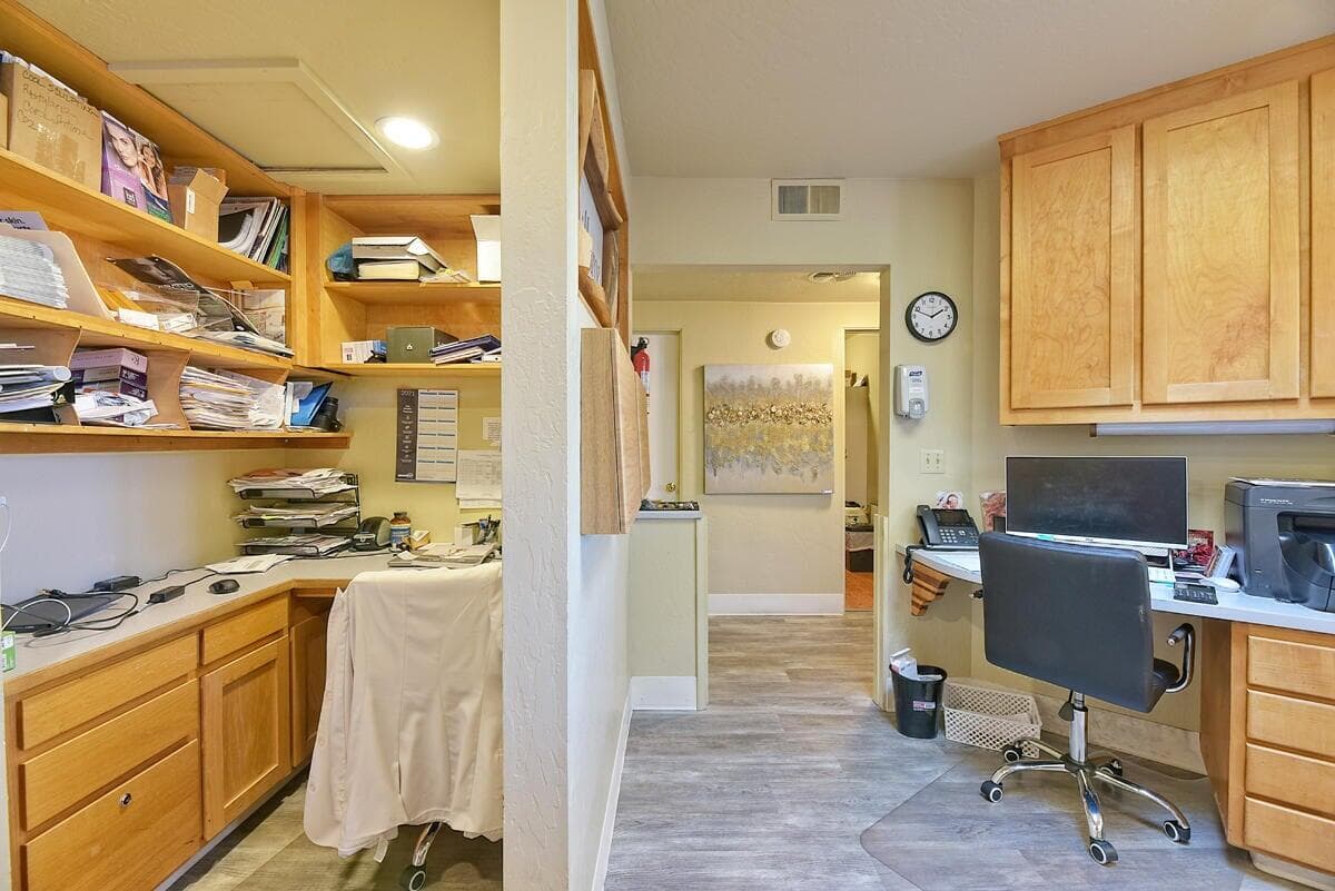 7. Photo 5 of 48, 993 Siskiyou Boulevard, Ashland, OR 97520