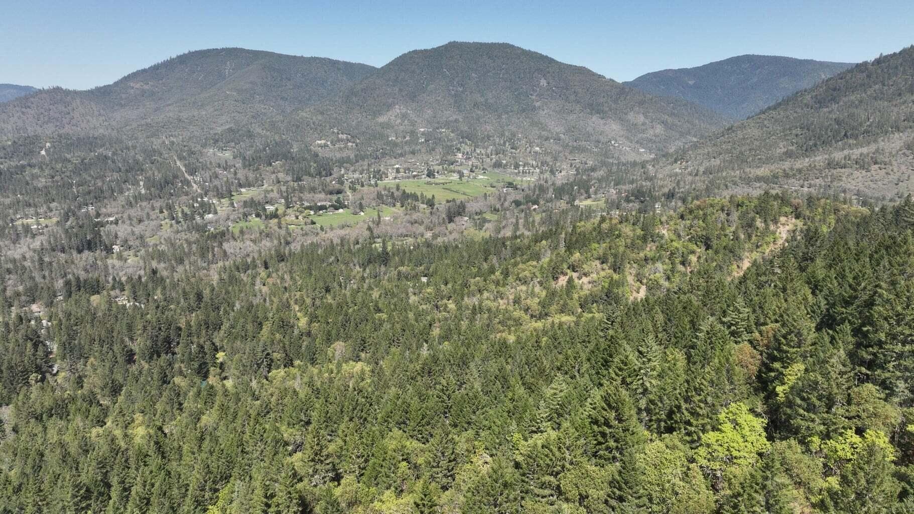 20240228210231080024000000-o. Photo 1 of 9, 490 Surrey Drive, Grants Pass, OR 97526