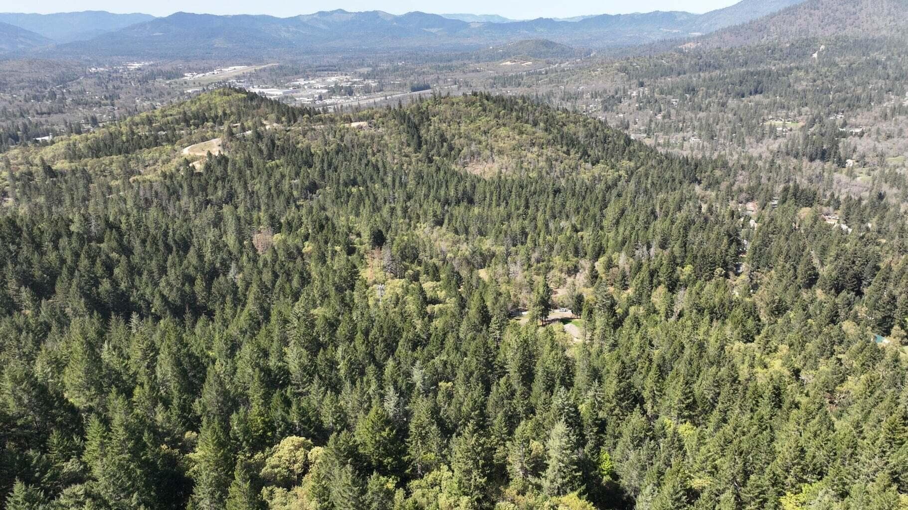 20240228210236047406000000-o. Photo 5 of 9, 490 Surrey Drive, Grants Pass, OR 97526