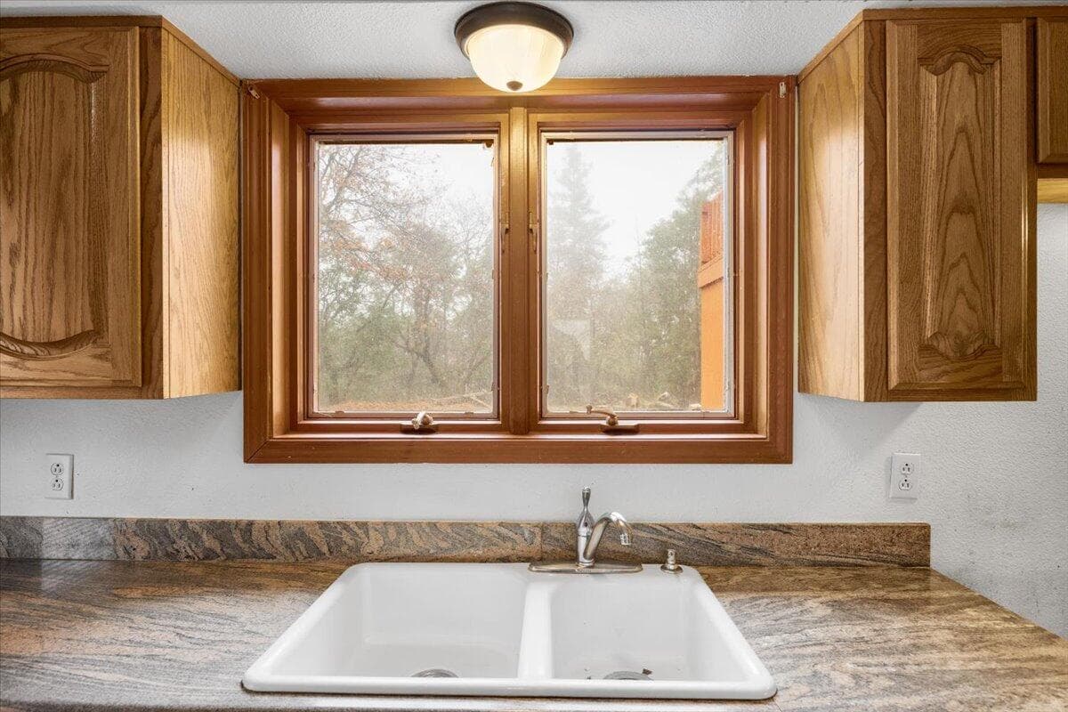 H11. Photo 5 of 28, 5449 Hugo Road, Grants Pass, OR 97526