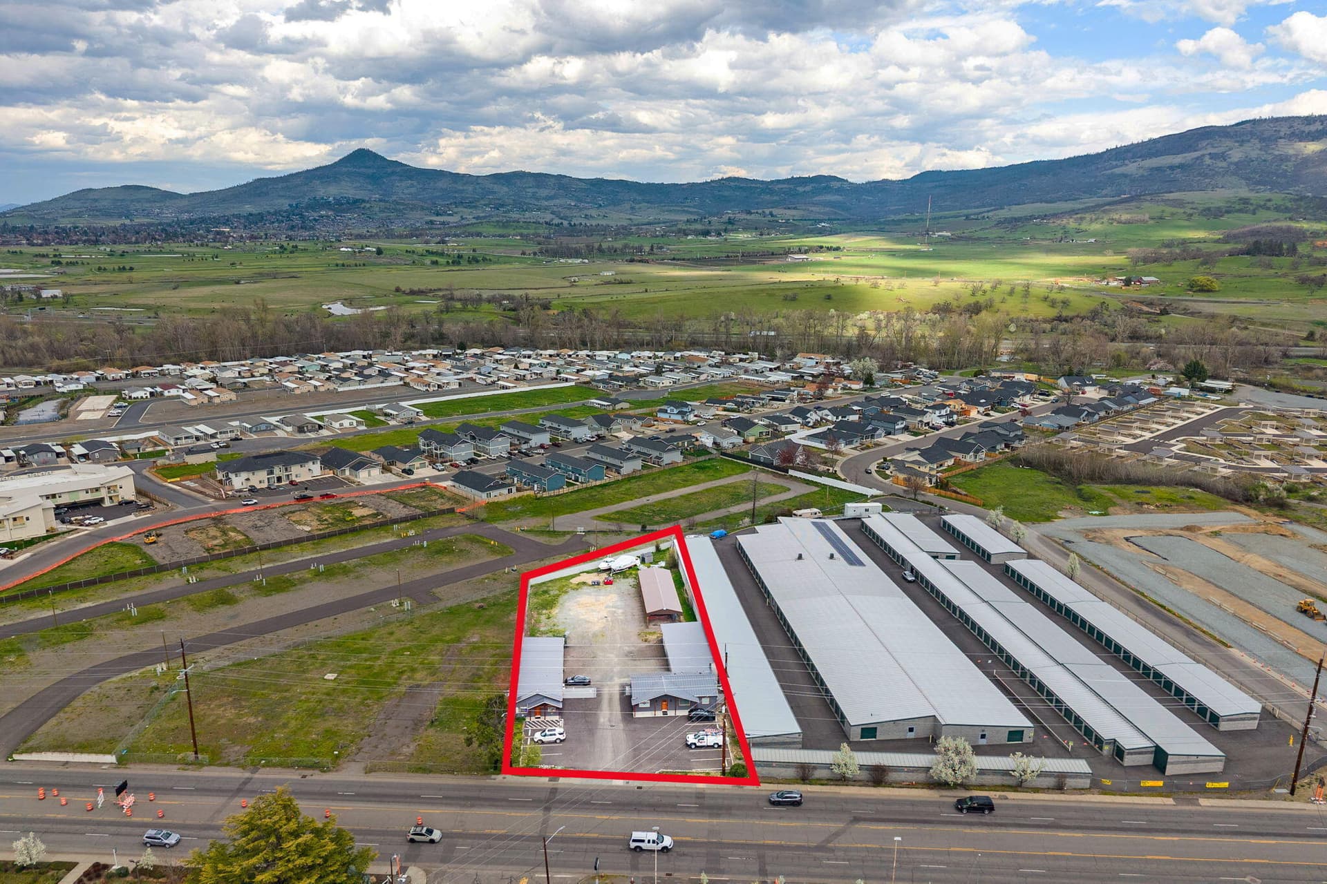 1. Photo 1 of 43, 3839 S Pacific Highway, Medford, OR 97501