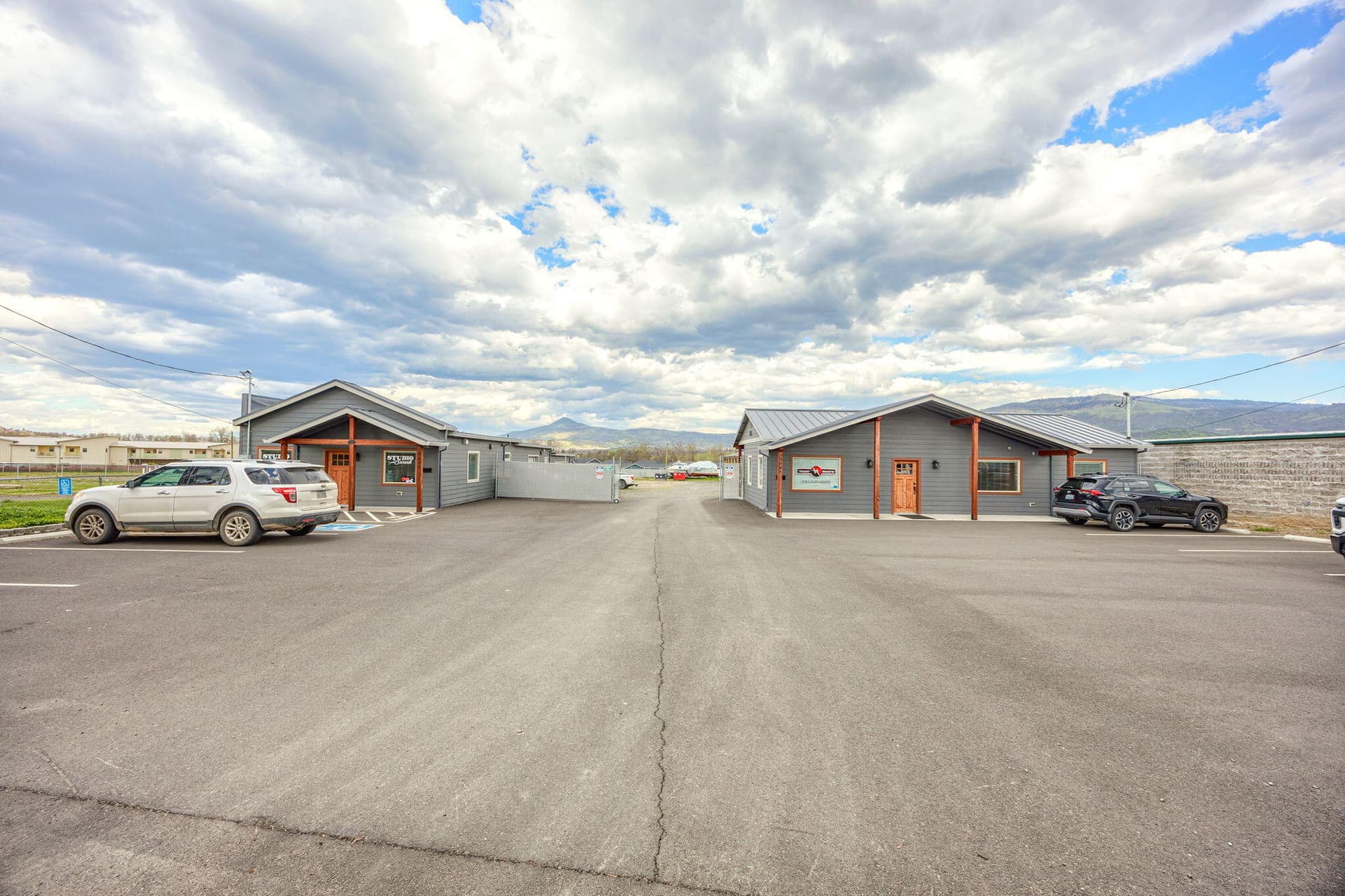 4. Photo 4 of 43, 3839 S Pacific Highway, Medford, OR 97501
