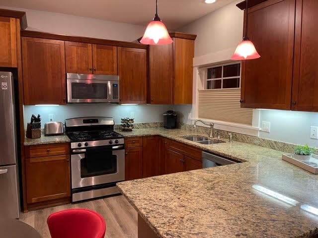 06Kitchen (1). Photo 3 of 22, 1650 NW 5th Street, Bend, OR 97703