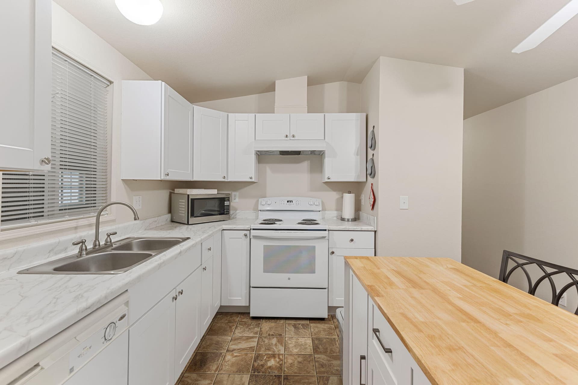 3-web-or-mls-219-kingsbury-dr. Photo 4 of 18, 219 Kingsbury Drive, Grants Pass, OR 97526