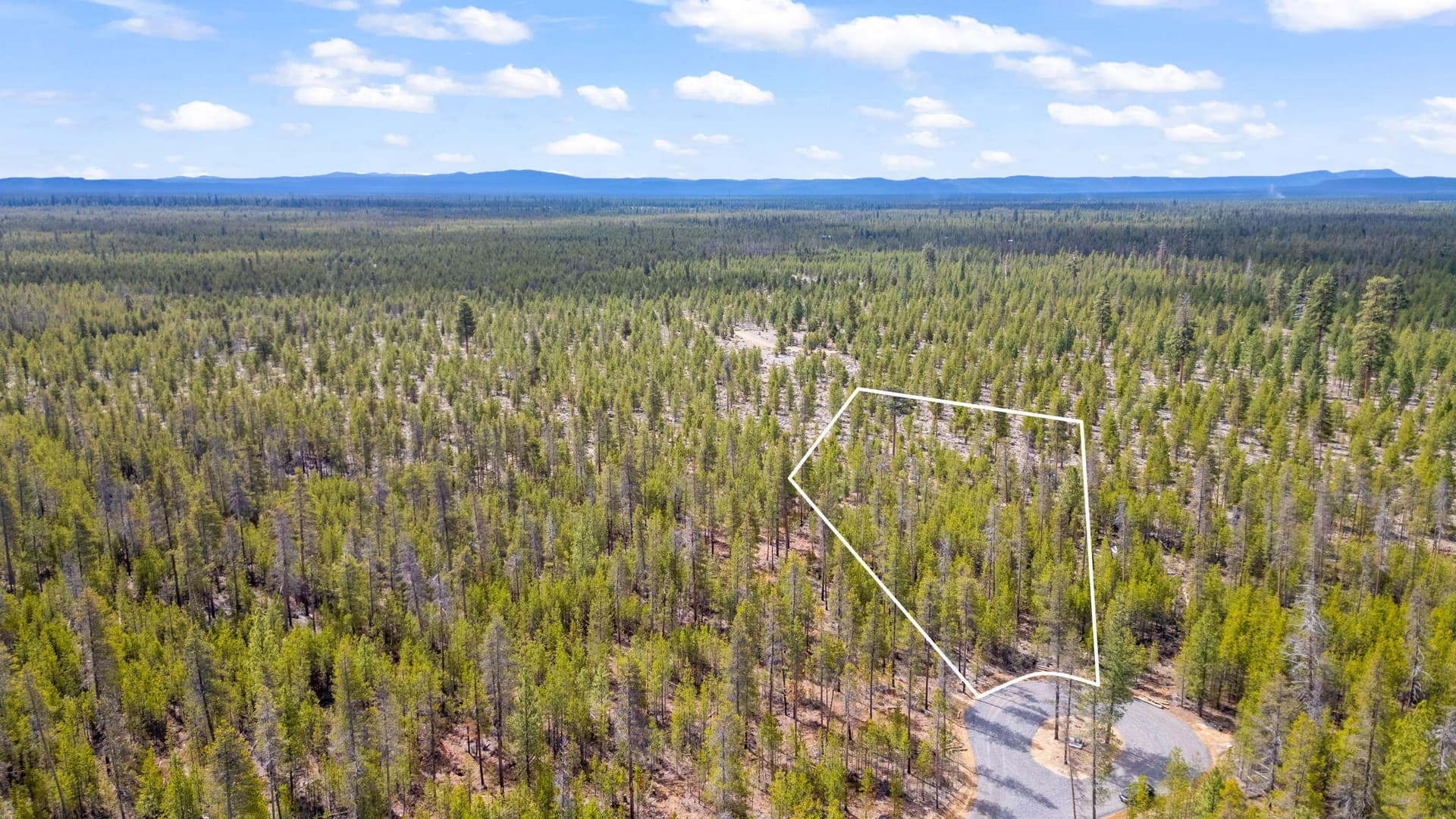 7-web-or-mls-06 - Lot line. Photo 2 of 18, TL 09900 Scabbard Court Unit 4, La Pine, OR 97739