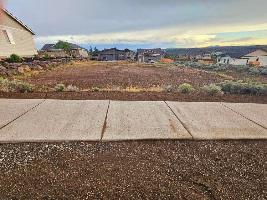 1. Photo 1 of 4, 1053 SE Greenleaf Lane, Madras, OR 97741