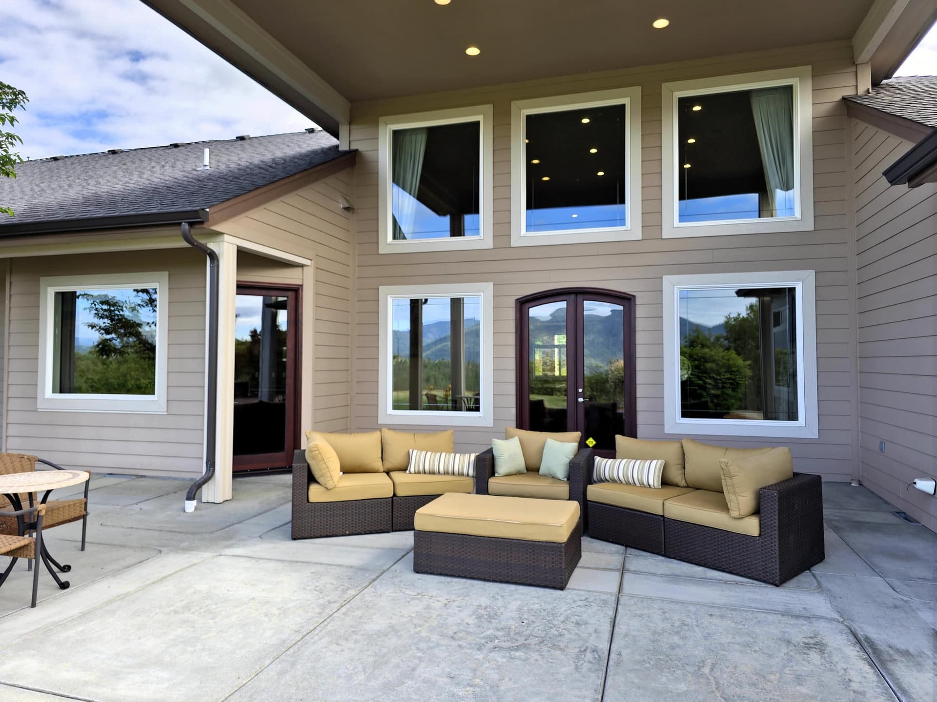 Lanai. Photo 3 of 86, 2054 Jaynes Drive, Grants Pass, OR 97527