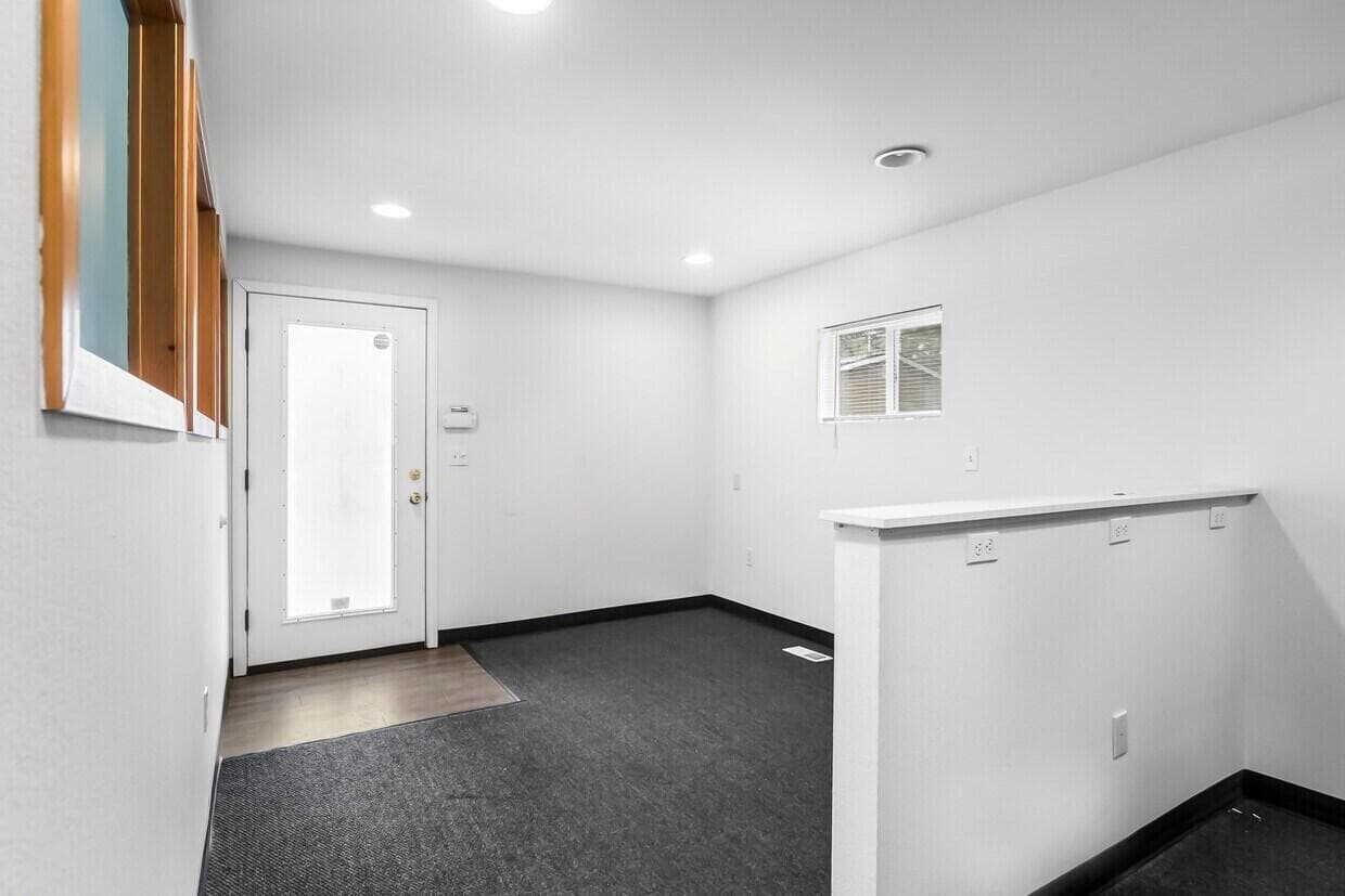 attachment (10). Photo 4 of 25, 909 SE 2nd Street, Bend, OR 97702