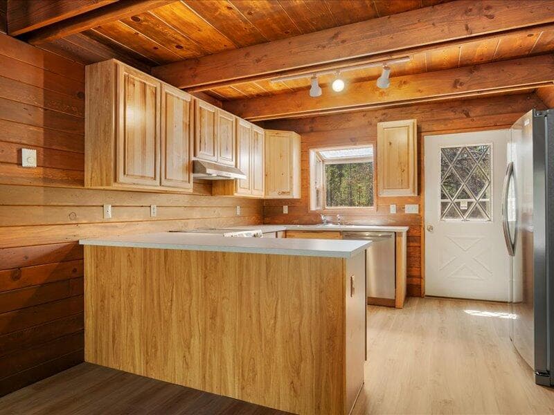 Kitchen. Photo 4 of 26, 15675 Twin Drive, La Pine, OR 97739