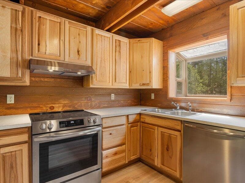 Kitchen. Photo 5 of 26, 15675 Twin Drive, La Pine, OR 97739
