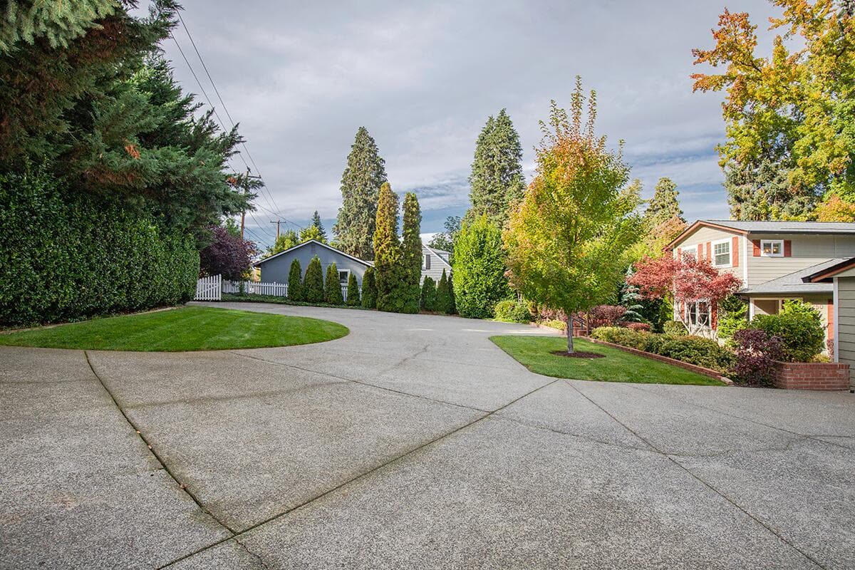 Large Gated Driveway. Photo 3 of 106, 2250 Rogue River Highway, Grants Pass, OR 97527