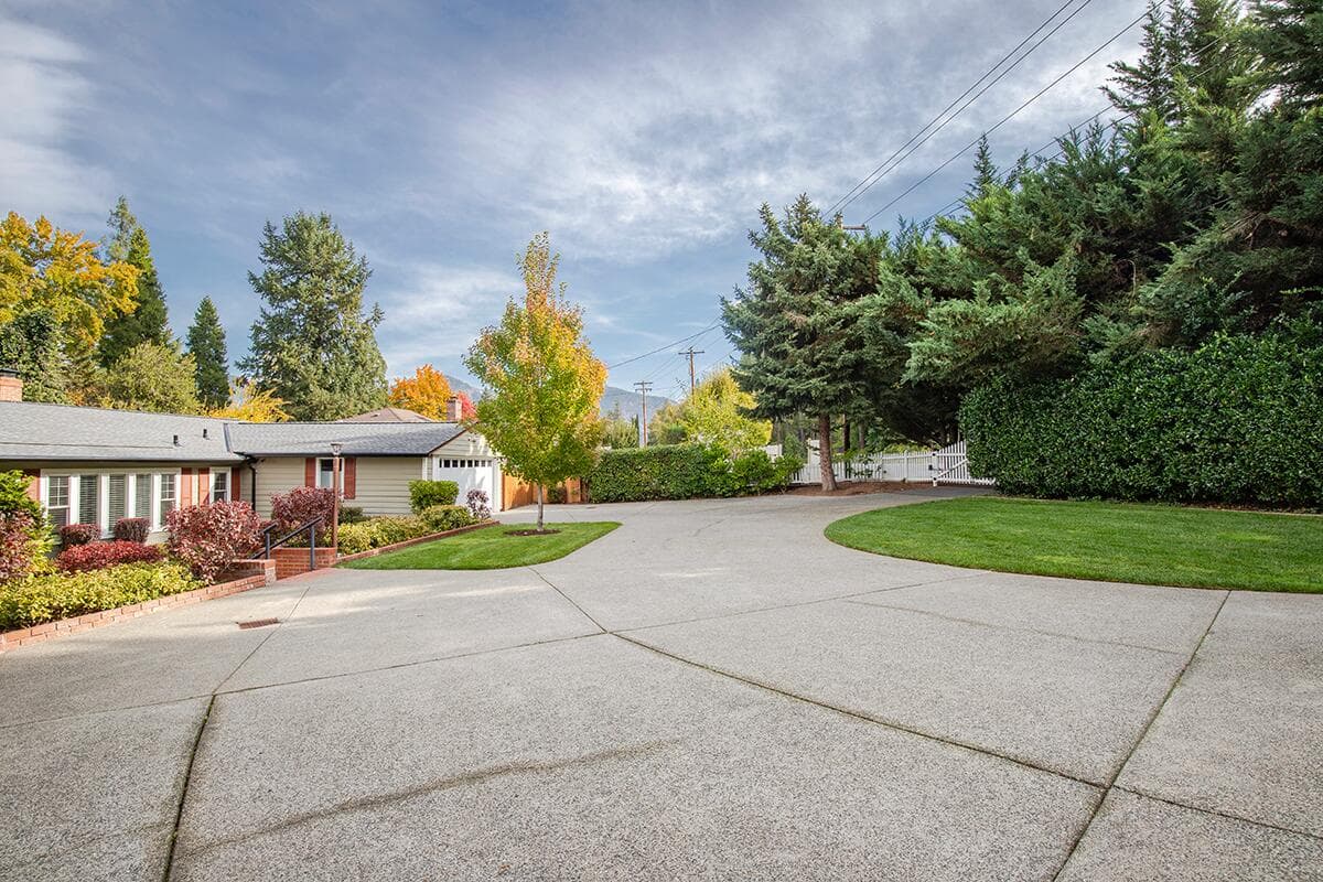 Large Gated Driveway. Photo 2 of 106, 2250 Rogue River Highway, Grants Pass, OR 97527