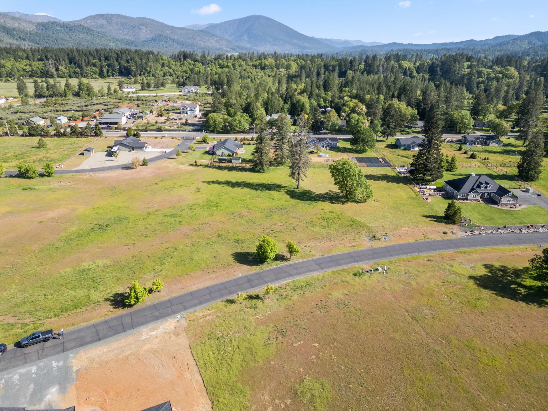 13_564 e forks cir - drone - 1. Photo 2 of 5, 564 E Forks Circle, Cave Junction, OR 97523