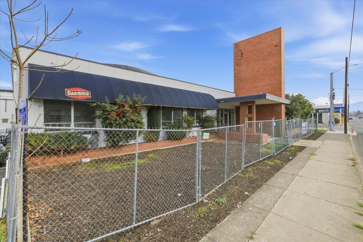 1. Photo 4 of 59, 1300 Court Street, Medford, OR 97501