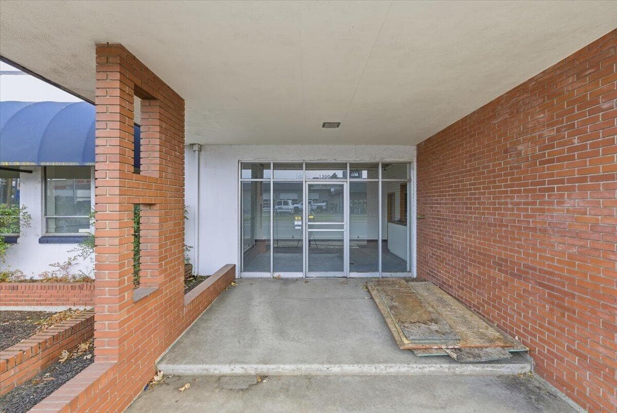 1. Photo 5 of 59, 1300 Court Street, Medford, OR 97501