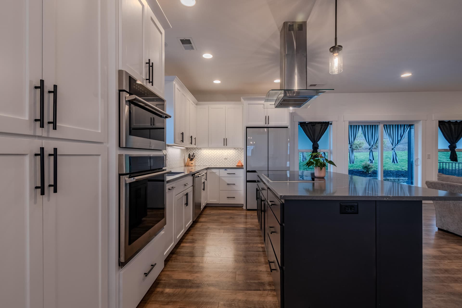 01-37. Photo 5 of 59, 531 W La Strada Circle, Medford, OR 97504