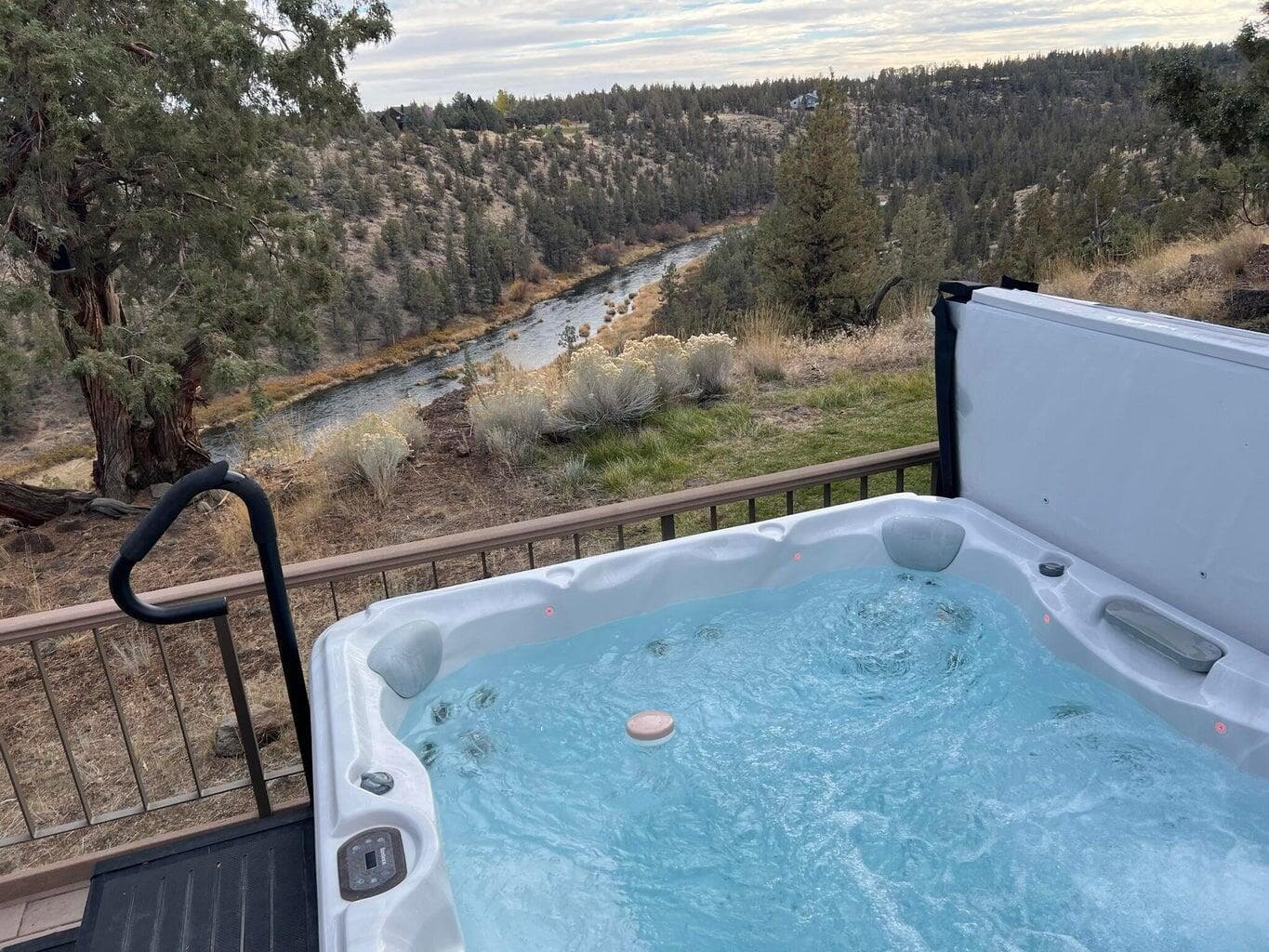 Hot Tub. Photo 4 of 29, 2400 Snowgoose Drive Unit RV12-C, Redmond, OR 97756