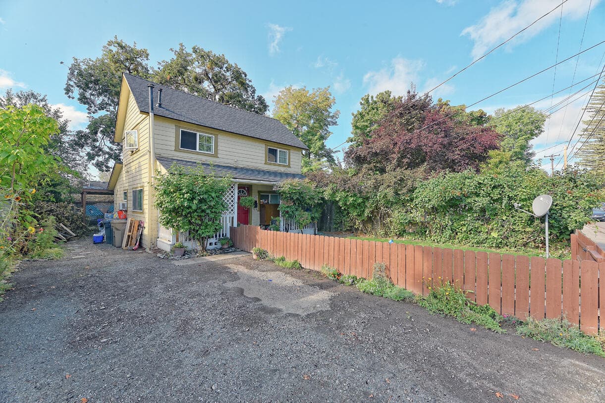 2. Photo 2 of 14, 575 SW G Street, Grants Pass, OR 97526
