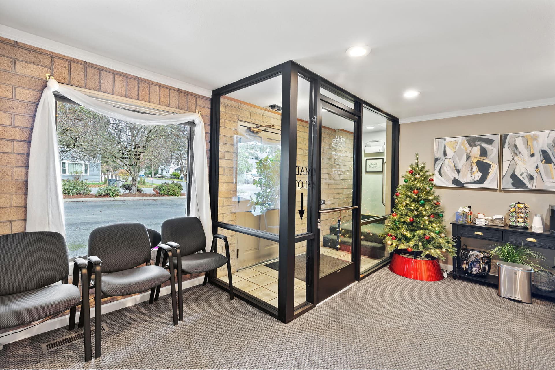 4. Photo 4 of 37, 233 NE B Street, Grants Pass, OR 97526