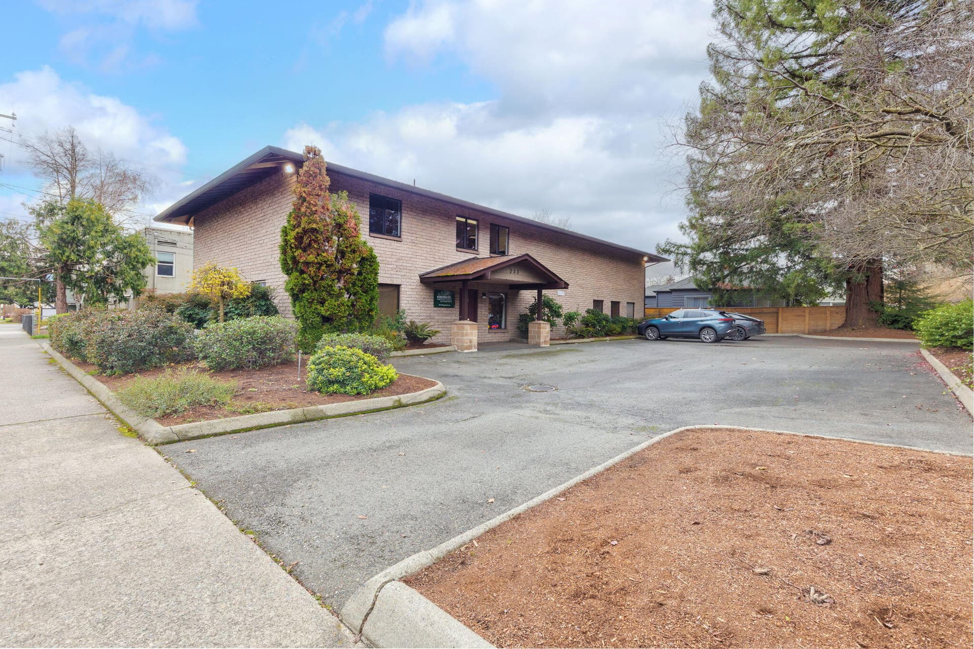 1. Photo 1 of 37, 233 NE B Street, Grants Pass, OR 97526