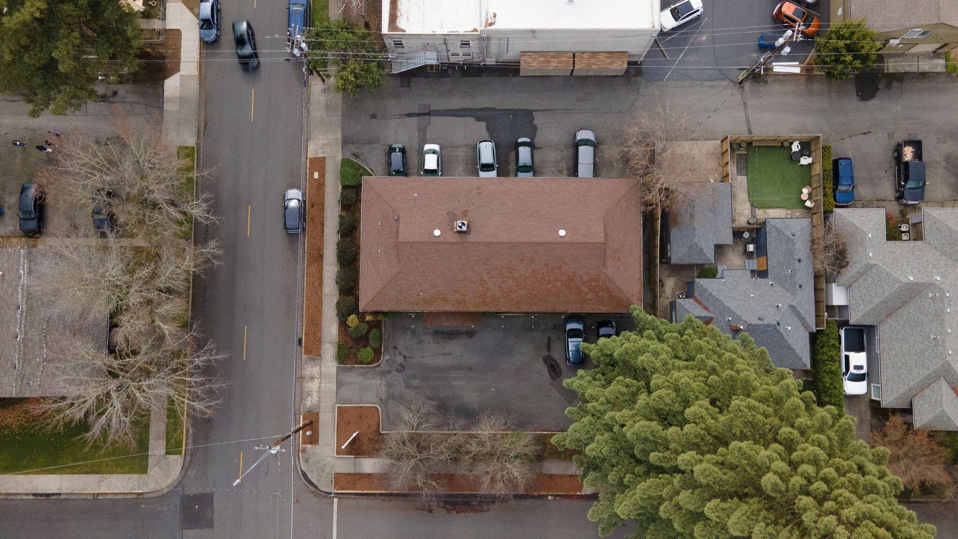 2. Photo 2 of 37, 233 NE B Street, Grants Pass, OR 97526