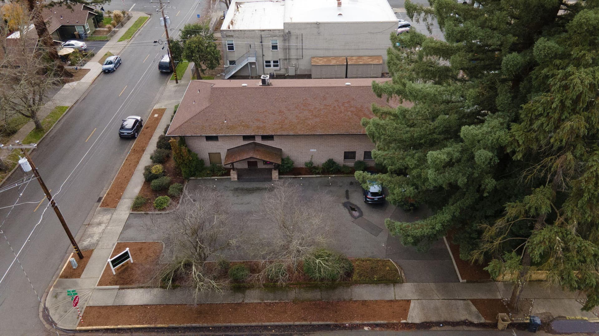 3. Photo 3 of 37, 233 NE B Street, Grants Pass, OR 97526