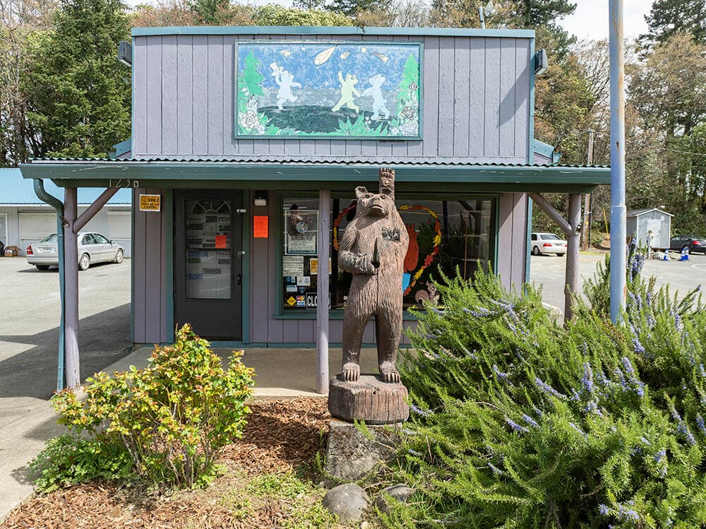 4. Photo 4 of 23, 123 N Redwood Highway, Cave Junction, OR 97523