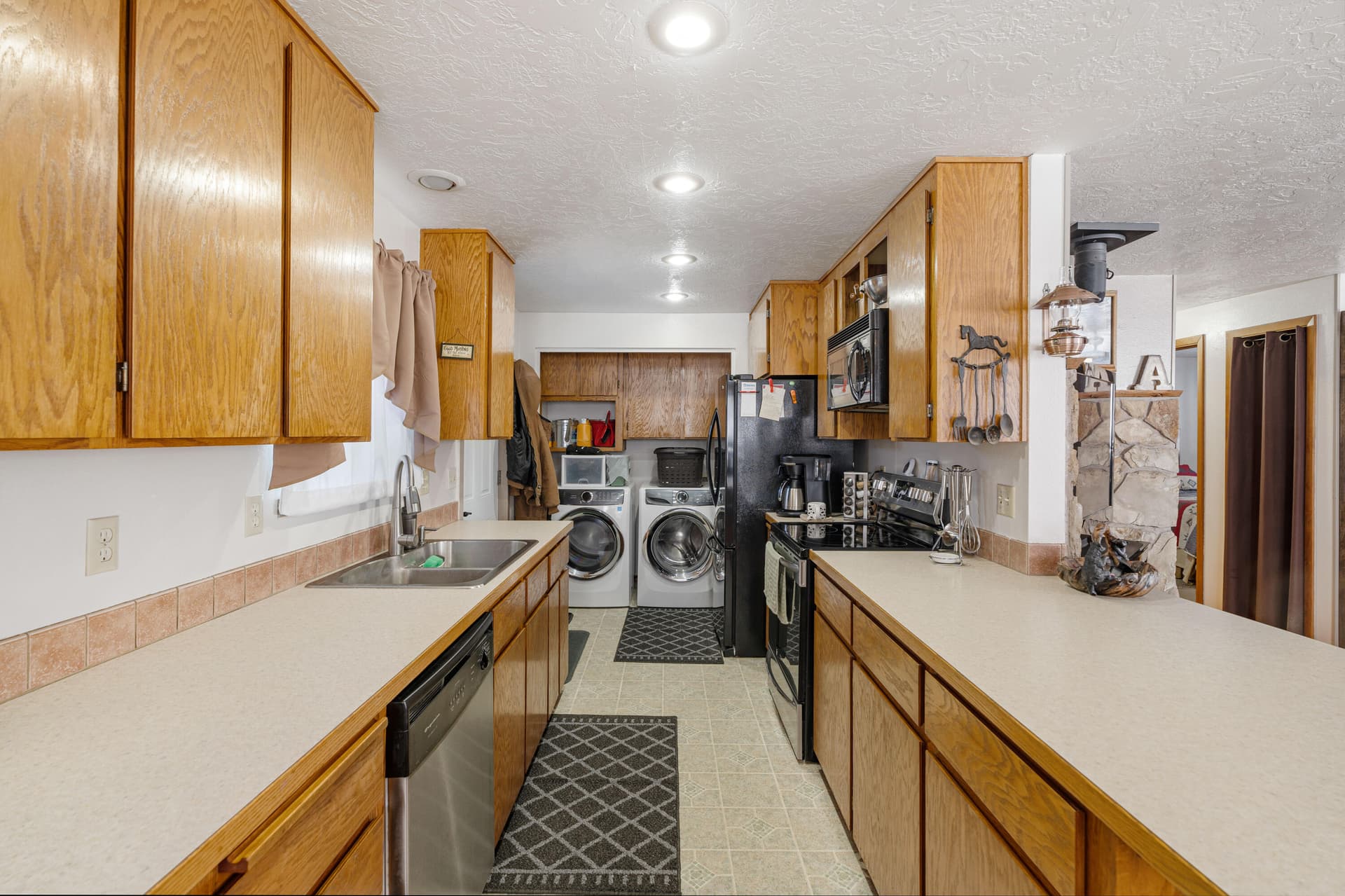 15-Kitchen. Photo 5 of 44, 53465 Kokanee Lane, La Pine, OR 97739