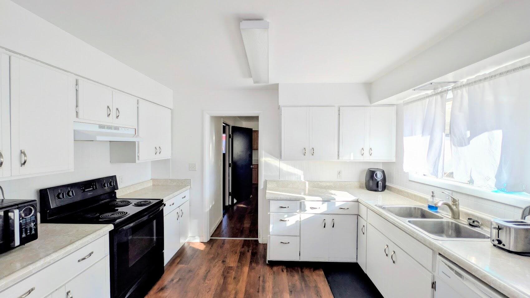 Kitchen. Photo 3 of 19, 943 S 4th Street, Lakeview, OR 97630