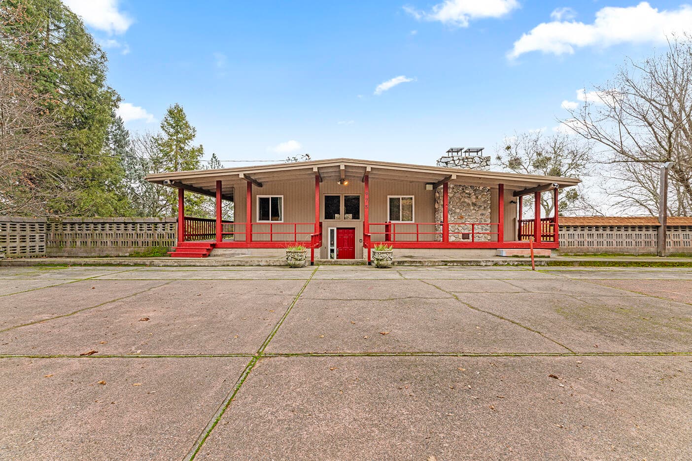 1. Photo 1 of 39, 975 NW Starlite Place, Grants Pass, OR 97526