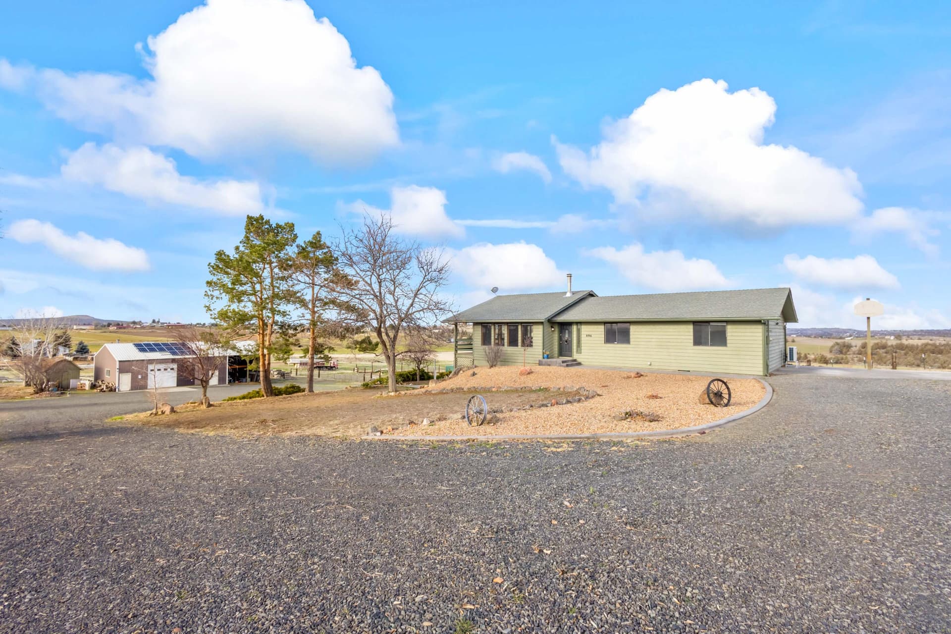 03. Photo 3 of 47, 896 SE Dover Lane, Madras, OR 97741