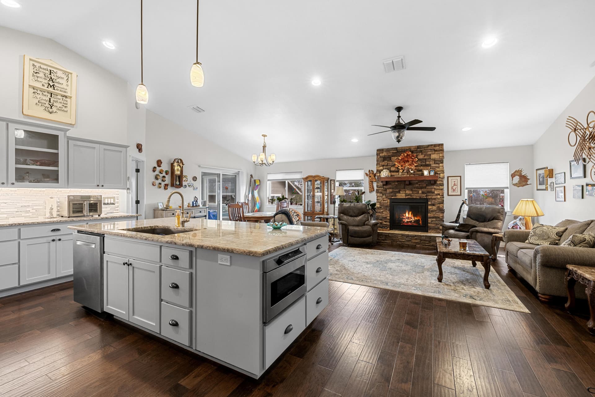 Open floor plan. Photo 4 of 21, 953 Providence Way, Grants Pass, OR 97526