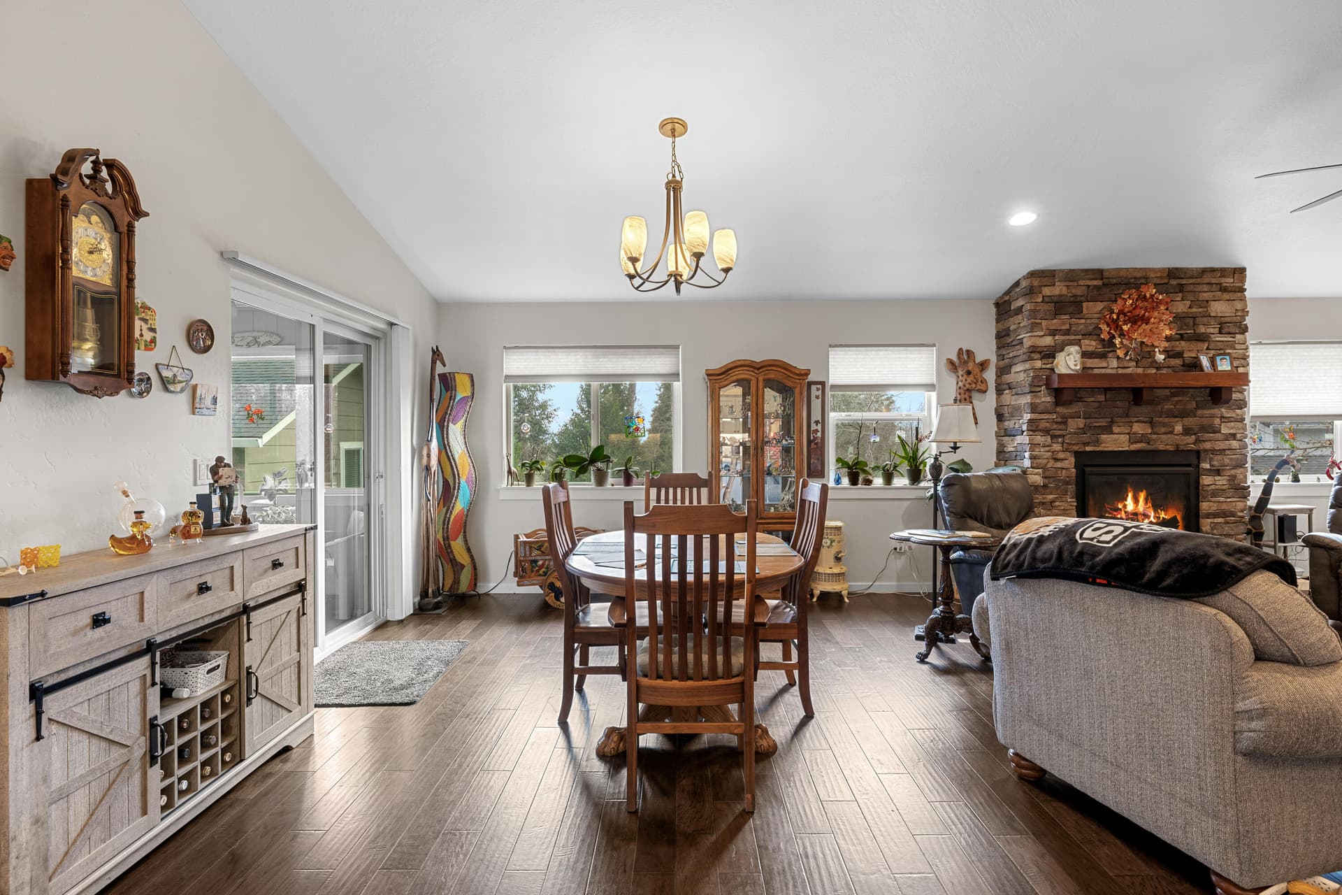 Dining. Photo 5 of 21, 953 Providence Way, Grants Pass, OR 97526