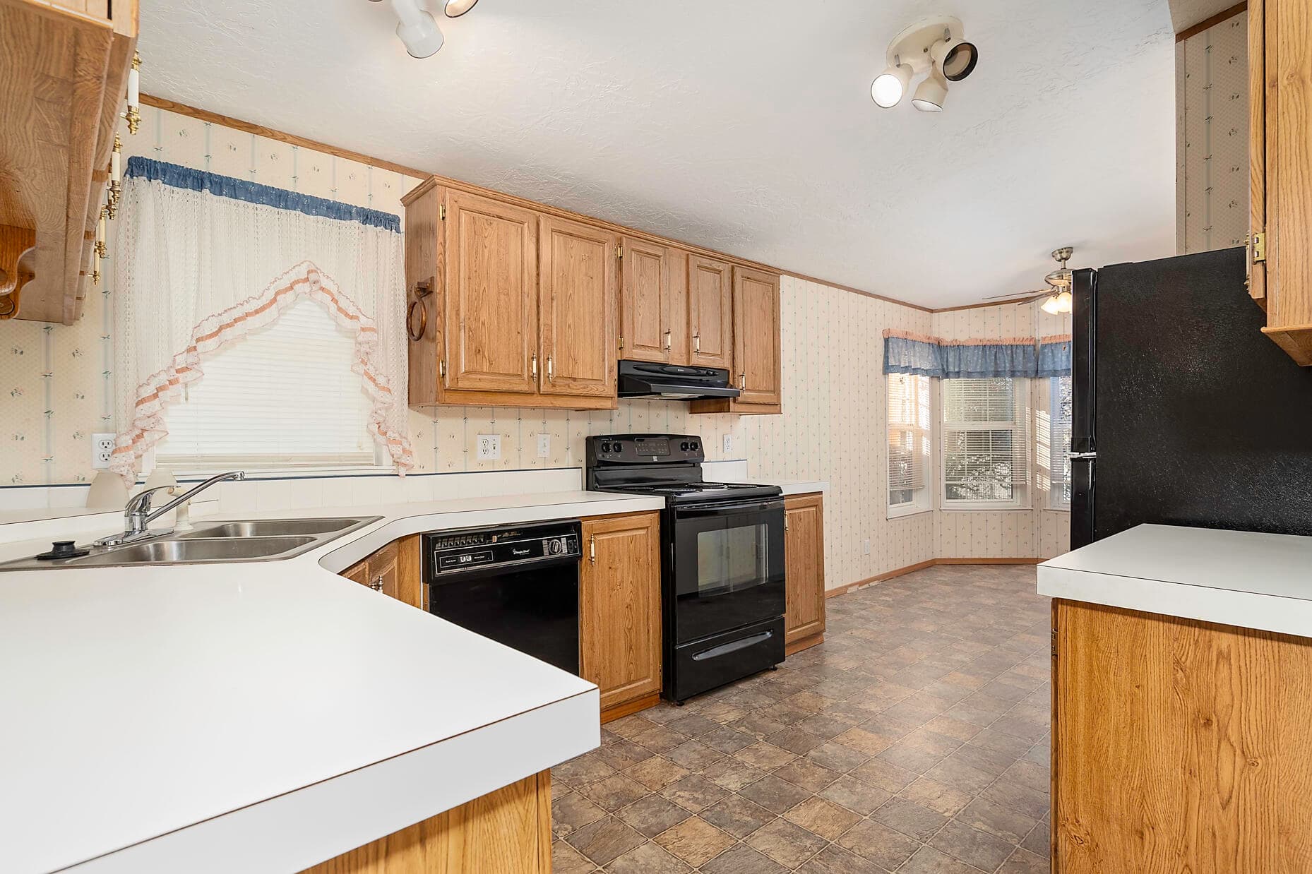 Kitchen. Photo 4 of 20, 1570 S Peach Street Unit SPC 4, Medford, OR 97501