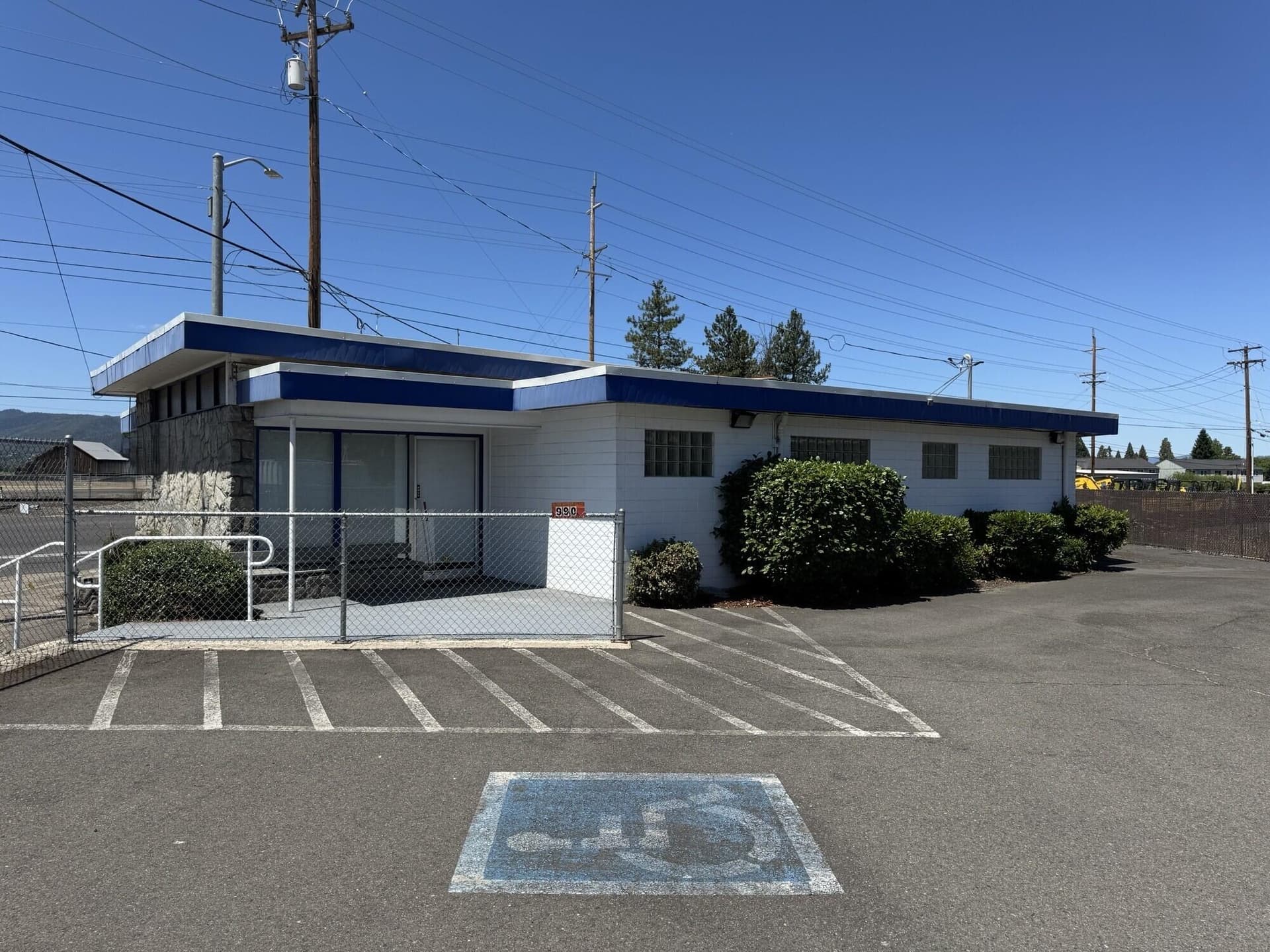 2. Photo 2 of 12, 990 S Front Street, Central Point, OR 97502