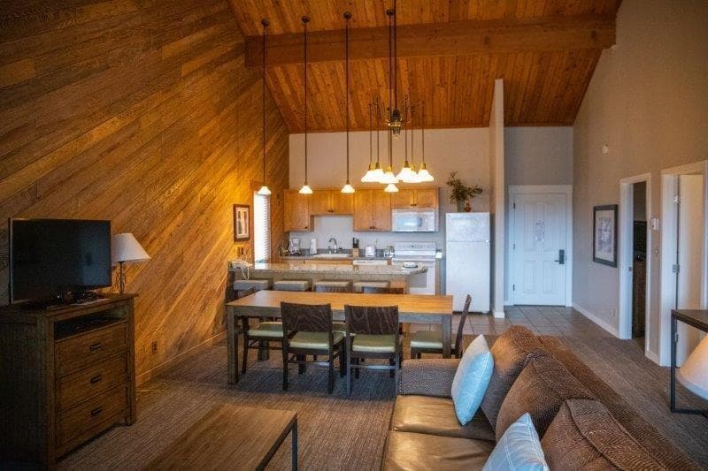 5Z9A1185. Photo 3 of 13, 18575 SW Century Drive Unit 1135 F, Bend, OR 97702