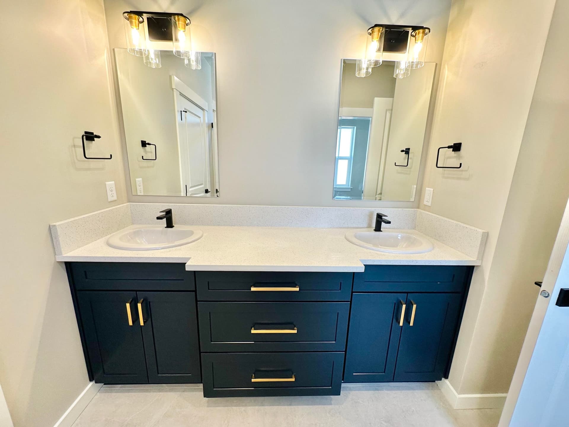 Primary bath. Photo 5 of 11, 646 Terrazzo Way, Medford, OR 97501