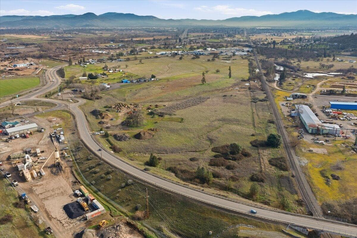 2. Photo 2 of 17, 7505 Blackwell Road, Central Point, OR 97502
