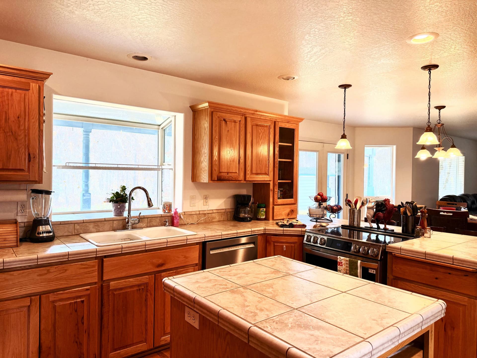 10 kitchen. Photo 5 of 51, 11889 Williams Highway, Grants Pass, OR 97527