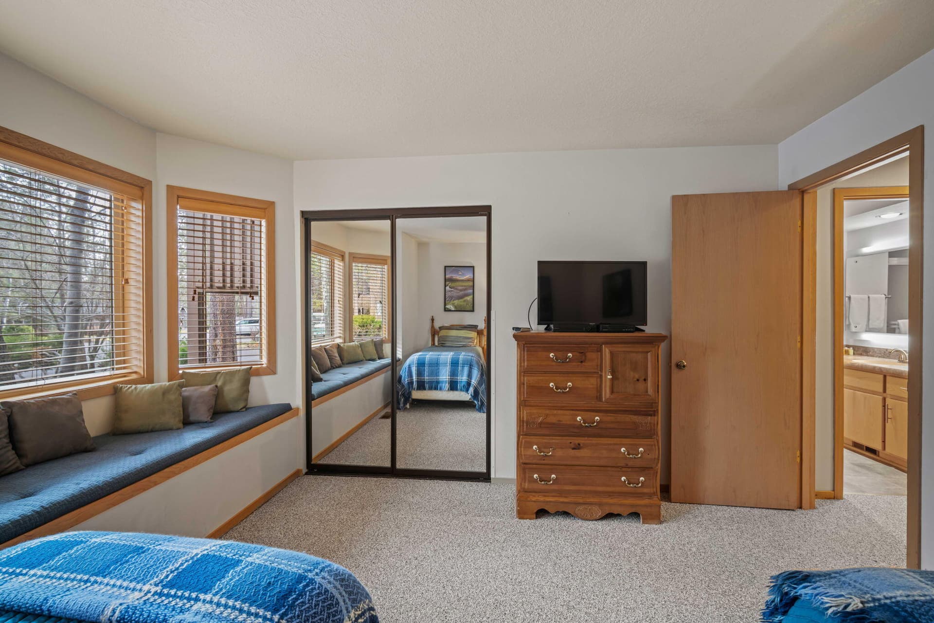 22-web-or-mls-35 Ridge Condo-22. Photo 5 of 12, 57383 Beaver Ridge Loop Unit 35D, Sunriver, OR 97707