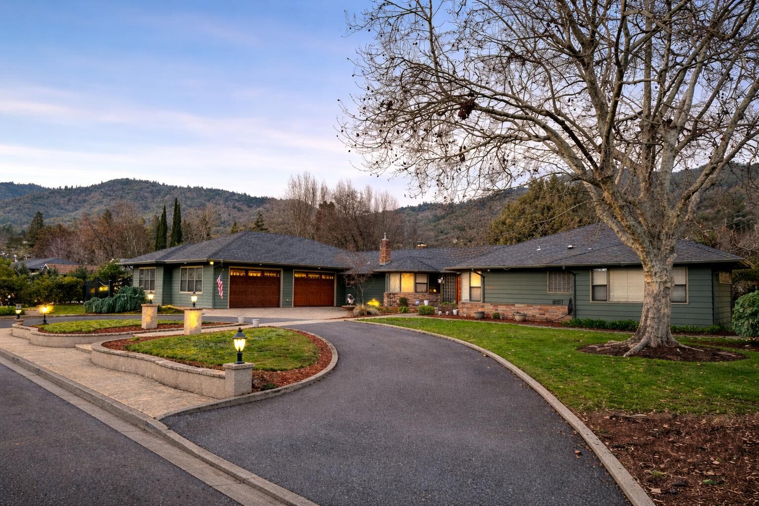 front drive. Photo 3 of 50, 1117 NE Memorial Drive, Grants Pass, OR 97526