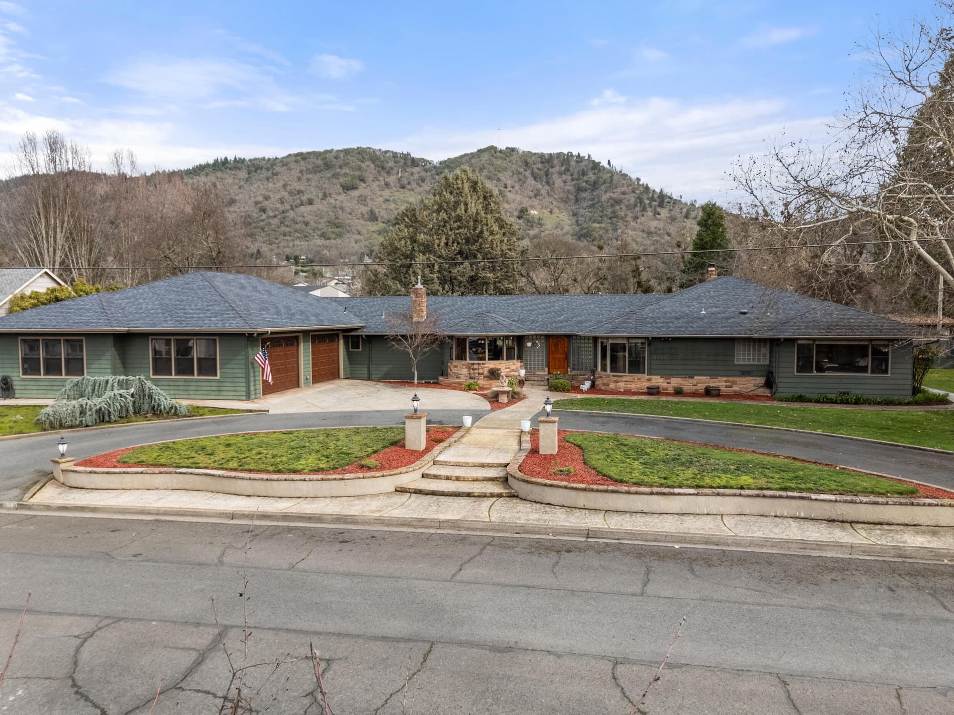 1117 NE Memorial Dr_ Grants Pass-Dr-01. Photo 2 of 50, 1117 NE Memorial Drive, Grants Pass, OR 97526