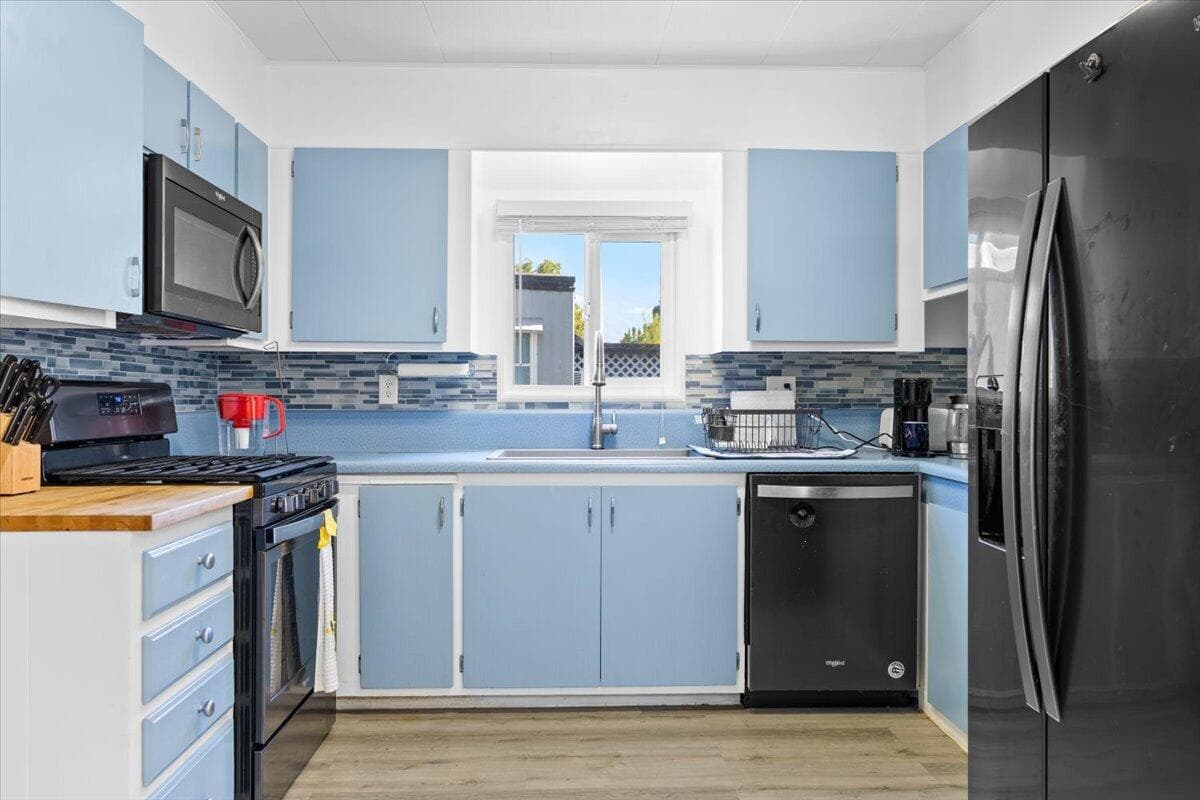 Kitchen. Photo 5 of 21, 2252 Table Rock Road Unit SPC 128, Medford, OR 97501