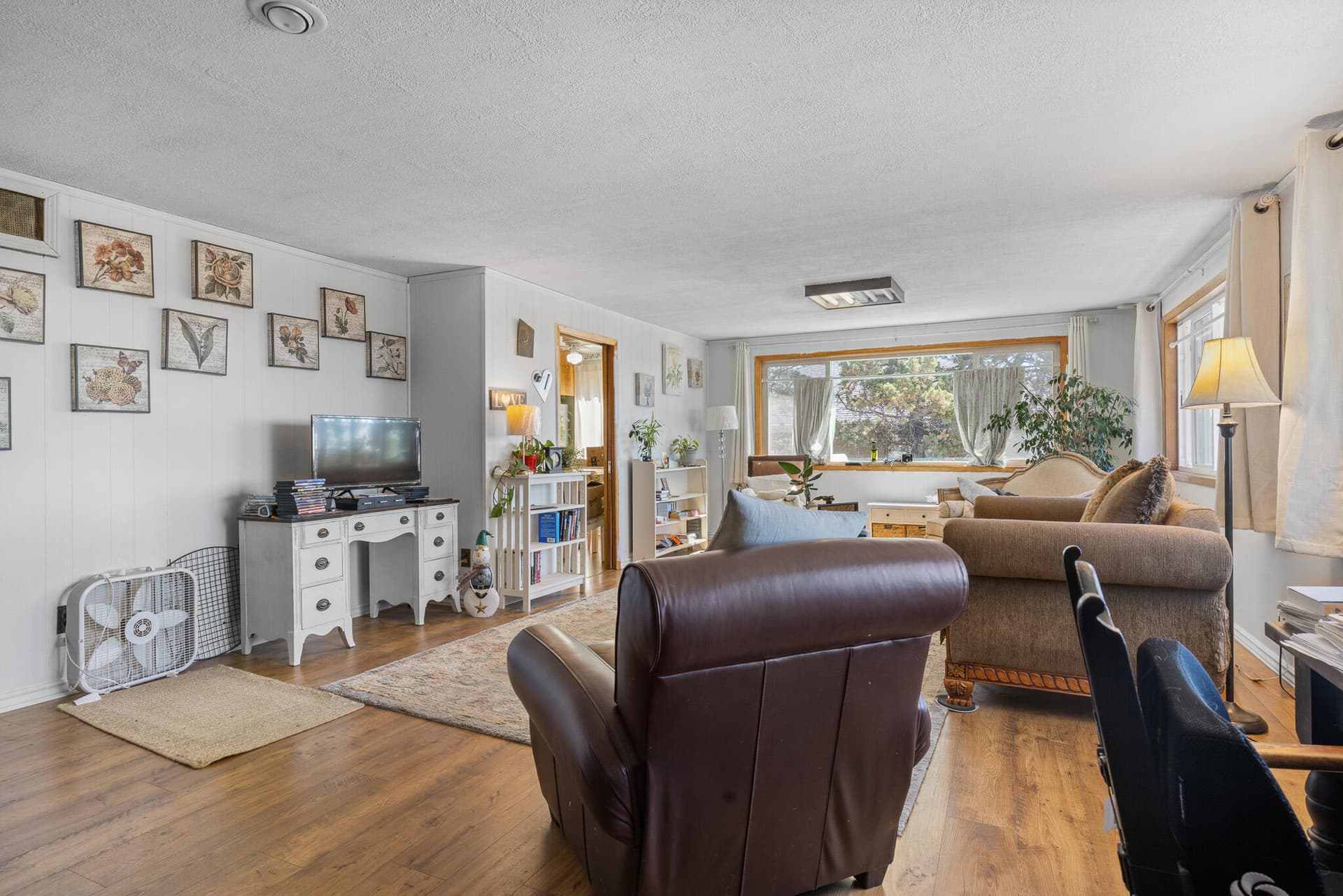 Living Room. Photo 4 of 23, 11494 NW King Avenue, Prineville, OR 97754