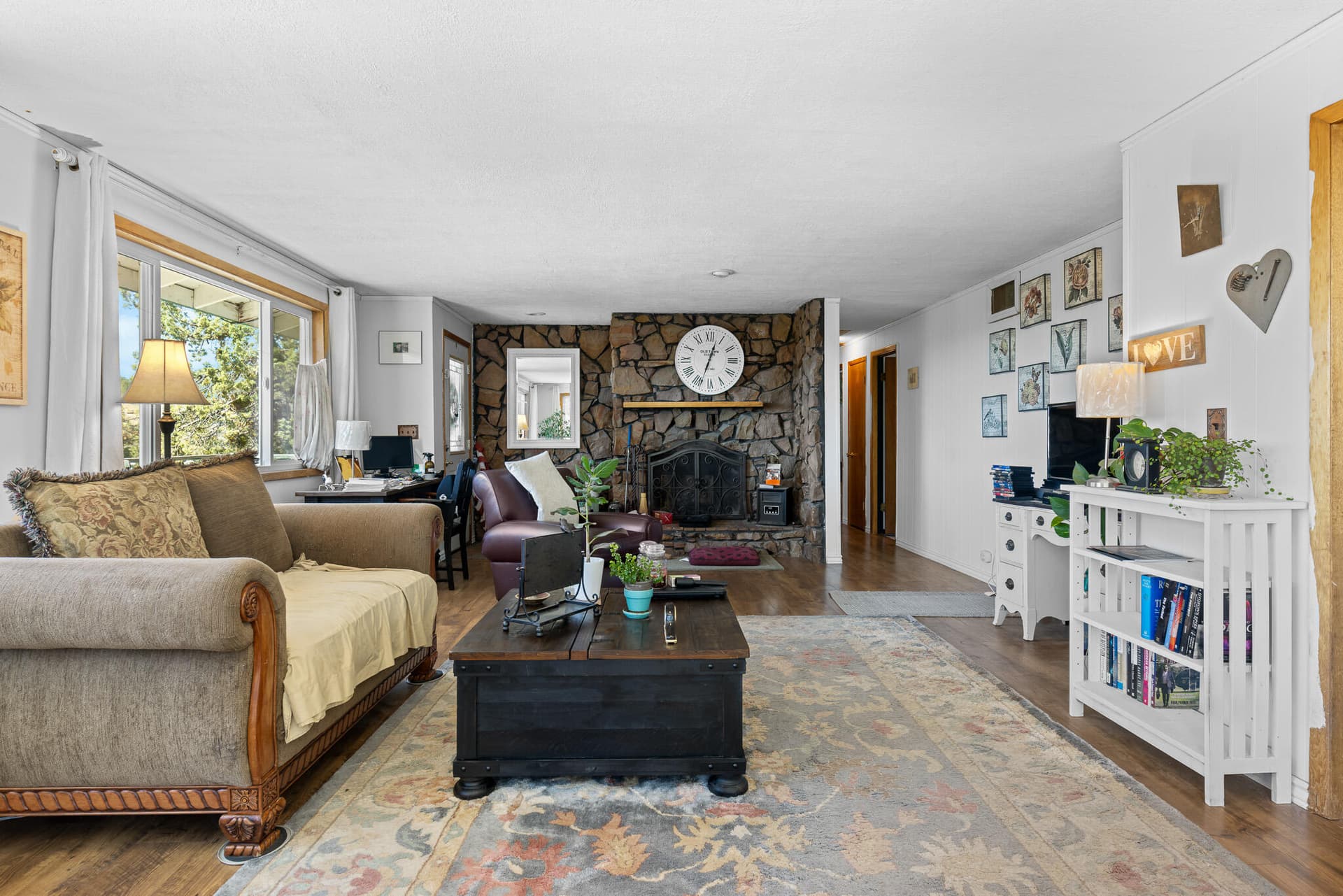 Living Room. Photo 5 of 23, 11494 NW King Avenue, Prineville, OR 97754