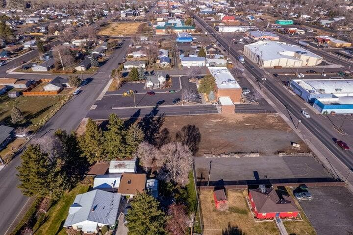 3. Photo 3 of 19, 660 SW 4th Street, Madras, OR 97741