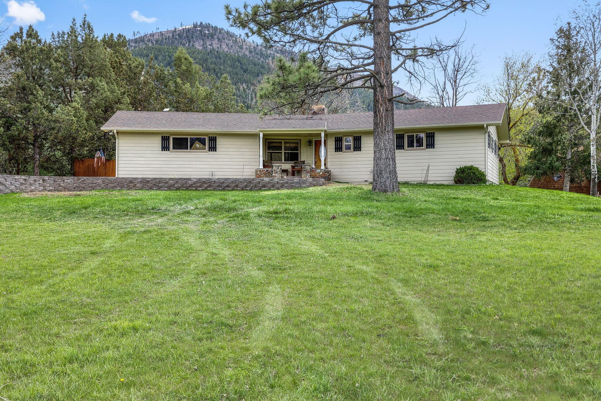 front facing new best. Photo 2 of 47, 312 Edgewood Drive, Canyon City, OR 97820