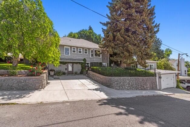 Front. Photo 2 of 79, 525 Mesa Street, Klamath Falls, OR 97601